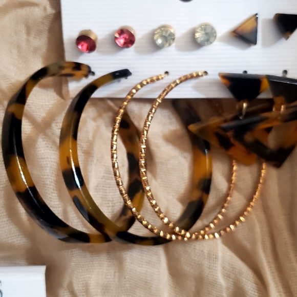 Fashion Earrings - Picture 2 of 3